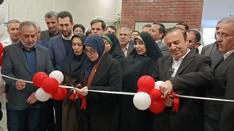 بازدید از نمایشگاه دائمی توانمندی‌های صنایع کوچک و افتتاح خط تولید واحد آرایشی و بهداشتی