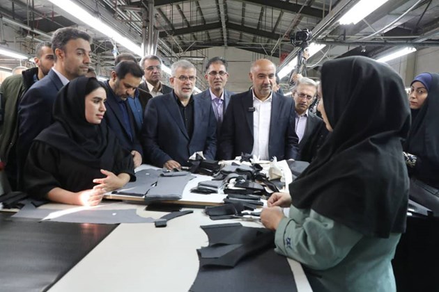 بازدید وزیر تعاون، کار و رفاه اجتماعی از واحد تولید لامپ‌های کم‌مصرف در شهرک صنعتی بهارستان